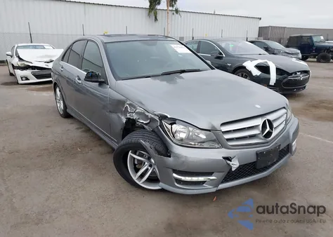 2014 Mercedes-Benz C 250 Sport z USA, uszkodzony, nr VIN WDDGF4HB0EG241233